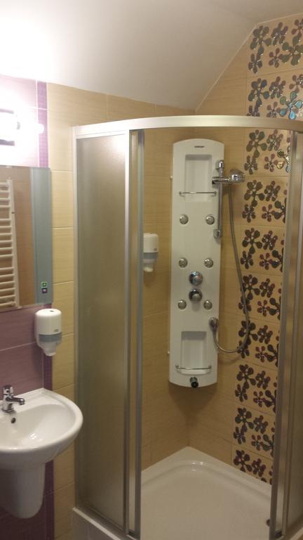 Pawlakowa Zagroda Hotell Grabiny-Zameczek Rum bild